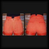 Short laranja com couro